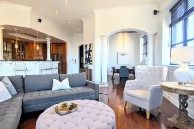 Image de Luxury 3br Downtown Kalamazoo Penthouse + Private Parking & Walkable