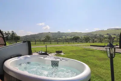 Image de Ty Twt Teifi, romantic, with hot tub in Llanddewi-Brefi