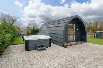 Image de Bumblebee Glamping Pod, pet friendly, with hot tub in Thornton Dale