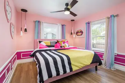 Image de Barbie House - Themed Luxury 2 Br, 1 Mile to Beach and Close to Downtown Lb!