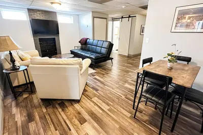 Image de Stay on Main - Charming 2 bedroom 1. 5 bath Upstairs Apartment on Main Sleeps 6