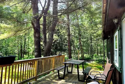 Image de Secluded & quiet, close to town. Stone fireplace inside & a firepit out back