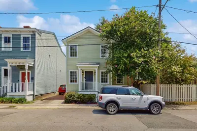 Image de Stylish southern stay with two full homes in one, quaint backyard, and walkable