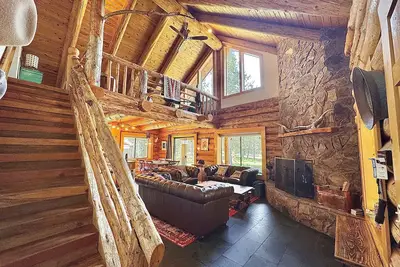 Image de Cozy log cabin with wrap-around porch, Hot tub Loft space, Washer & Dryer