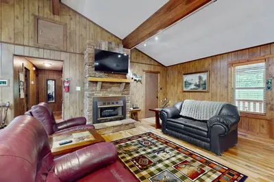 Image de Cozy riverfront home with tubes, fishing, full kitchen & peaceful views
