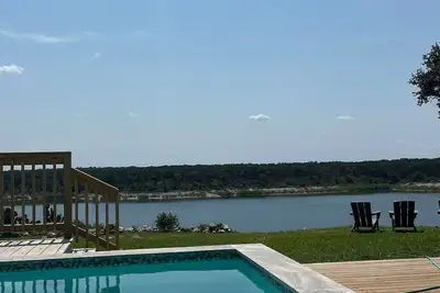 Image de Lakefront Luxury • 4br • Pool • Fire Pit • Breathtaking 180° Lake Views
