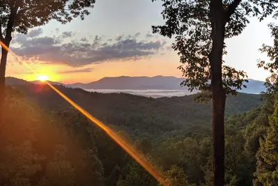 Image de Moose Mountain Lodge • Stunning Mountain Views • Hot Tub • Fire Pit • 3br Cabin