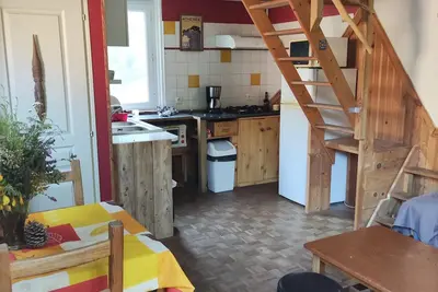 Image de Chalet atypique dans la forêt avec atelier d'artiste!
