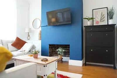 Image de Blue Chester | Stylish 3br w/ Patio • Fast Wi-Fi • Desk • Prime Location