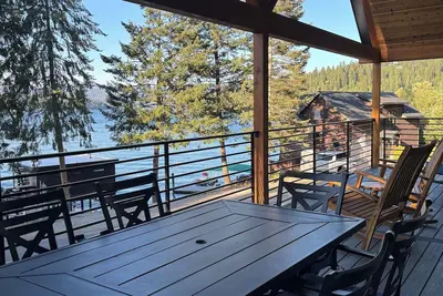 Image de Brand New Modern Chalet on Hayden Lake Sleeps 12 w/ Private Dock & Views