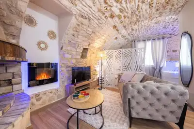Image de Appartement cosy avec voûte en pierre et balnéo.