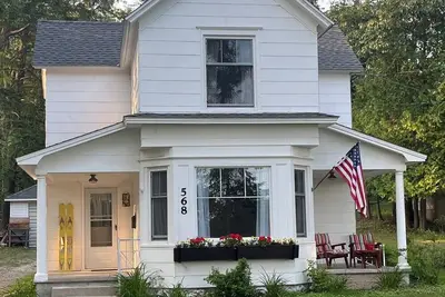 Image de Bluff Bliss. Walk the sidewalk to downtown Harbor Springs. Freshly renovated.