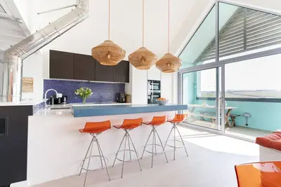 Image de The Blue House is a striking contemporary beach house, designed by architect Ian Hogarth who feature