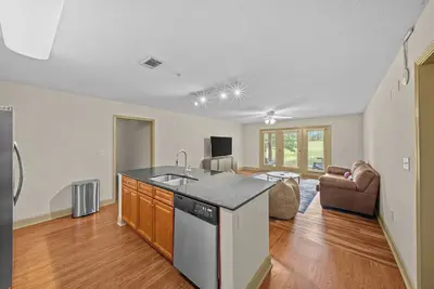 Image de Newly Furnished 4br/4ba condo 8 mins from Memorial Stadium 15 mins from Clemson!