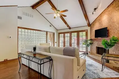 Image de Cozy 3br Getaway with Wi-Fi & A/C – Great Plano Location!