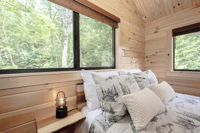 Image de PineHaus - Brand New Log Cabin at Harvard Brook