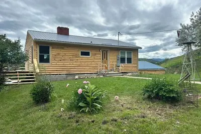 Image de 2-bedroom, 1 bathroom log cabin Top floor offers the perfect retreat close to downtown Sturgis. With breathtaking views and a peaceful wooded setting, this cozy home-away-from-home. Comfortably accommodating up to 4 guests.