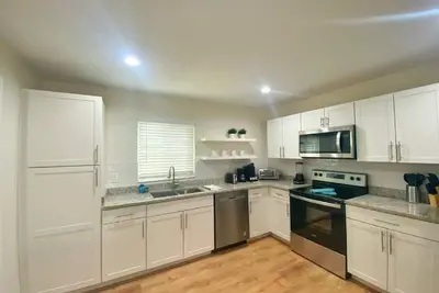 Image de 20% Off! ! - New Gorgeous Sunshine- 3bd/2ba -Private Backyard!