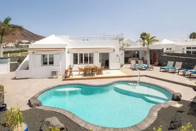 Image de Samaralde | Sea Views, Private Heated Pool & Comfort in Playa Blanca