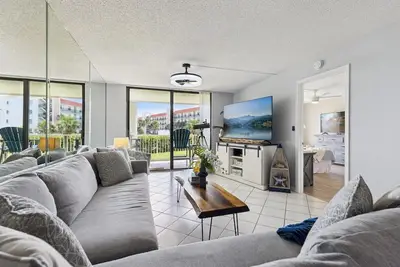 Image de Bright & Breezy Cocoa Beach Getaway – Family-Friendly with Ocean Views & Private Balcony!