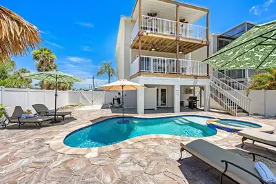 Image de Dolphin Resort | Private Pool, Spa, Tiki Bar, Game Room & 3 Min Walk to Beach