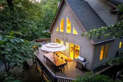 Image de Updated Mtn House 2 Mins to Resort: 3King Beds, HotTub, Game room, Family & Pets
