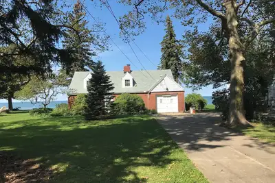 Image de Rustic, Cozy 3-bedroom Cottage Directly on Lake Erie with WiFi,