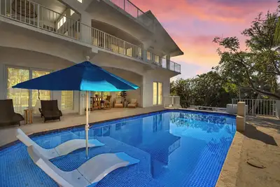 Image de Reel Joy: Waterfront Luxe with Pool and Private Dock