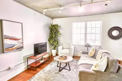 Image de Terrific Dallas Location! 2br w/ Wi-Fi & A/C – Knight 205