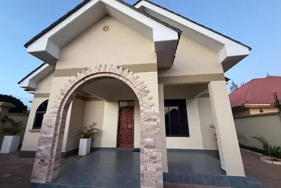 Image de Spacious, modern home between Arusha and Kilimanjaro Ap's, includes breakfast.