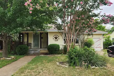 Image de Cozy 3 bedroom house less than 2 miles from Tcu. Sleeps 8 Pet-friendly