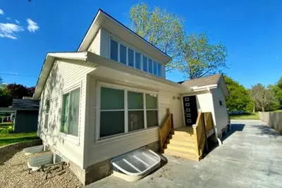 Image de Moderne Home - Memorable, Modern, A Must Book - 4 Bedroom Close to Kinnick