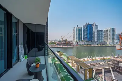 Image de Canal-Front 1br | Pool, Gym, Free Parking