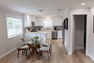 Image de Modern, Central Retreat with Hvac, WiFi and all the comforts of home