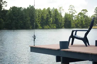 Image de Newly Renovated Lakefront Retreat 3br/2ba Pet-Friendly