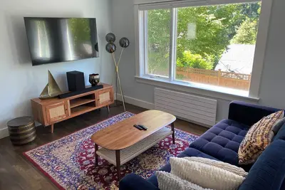 Image de Modern, Walkable, and Stylish Retreat Near Uw.