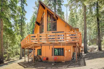 Image de Cabin Getaway Near Big Trees Park: Game Room, Deck