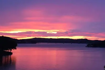 Image de Wow! Location! On the water! Spectacular!