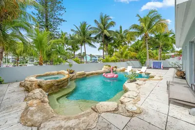 Image de Poolside Paradise • Fire pit, Dock, 8 Min to Ocean