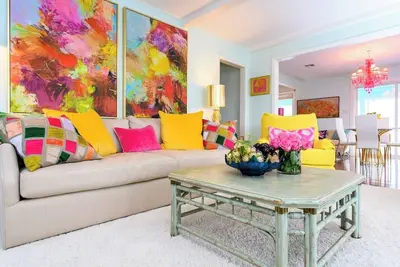 Image de Lose all your worries at Rockport’s most colorful hideaway, Bay Window Retro Retreat!