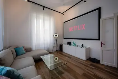 Image de A stylish urban retreat where design, comfort, and technology come together to offer you an extraordinary living experience. Nestled in the peaceful streets of Borgo Venezia, just minutes from Verona’s historic center, Spolverini16 is the perfect place