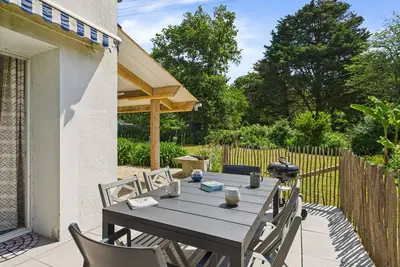 Image de Grand jardin et terrasse - 4 adultes et 1 enfant