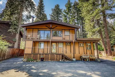 Image de 4br Forest Retreat • Hot Tub & Deck • Walk to Lake