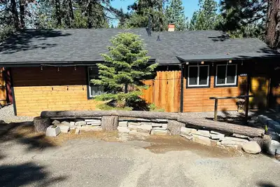 Image de Woodland Escape | Cozy Kingsbury Cabin w/ Hot Tub & Sauna | Nvh0650
