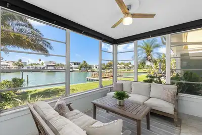 Image de \tStylish Waterfront Condo  – Canal View, Close to Everything, Far from the Noise