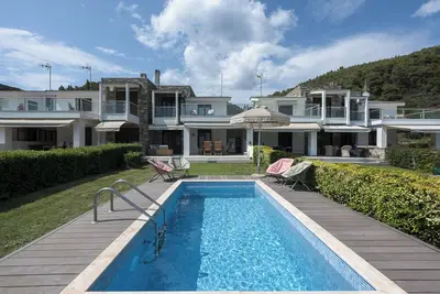 Image de Azapiko Meggy Beachfront Villa by Luxlikehome
