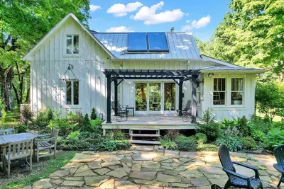 Image de Forest Retreat: Poolside Bliss Close to Campus