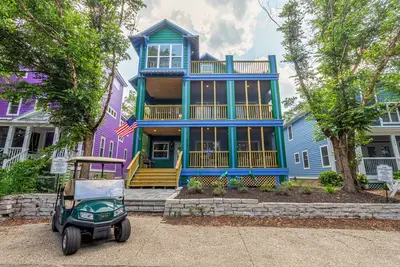 Image de Peacock Paradise | Pool, Decks, Sauna & More