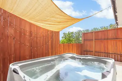 Image de Urban Retreat + Hot Tub & Bold Art Vibes