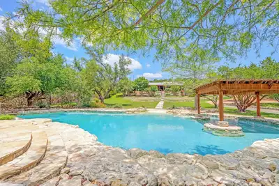 Image de Luxury Ranch w/ Pool + Outdoor Living in Wimberley